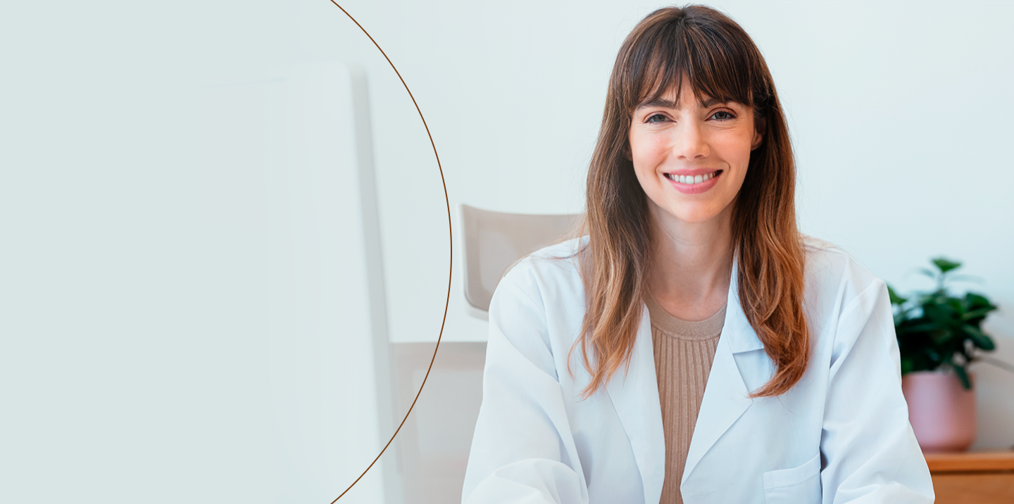 Nutricionista sorrindo em consultório