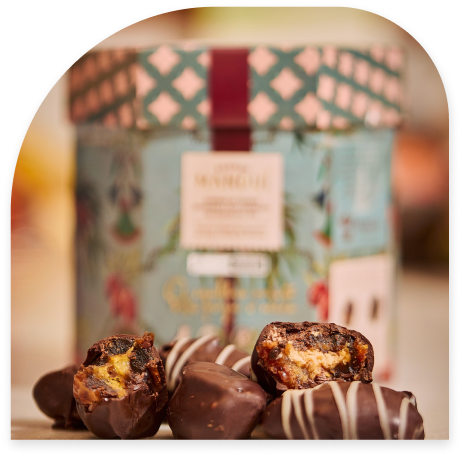Bombons Manduí de chocolate ao lado da lata da marca